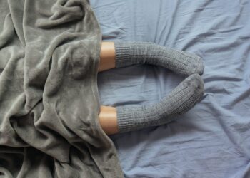 Kodėl negalima miegoti kojomis į duris: sena taisyklė, kurios daugelis vis dar nepaiso