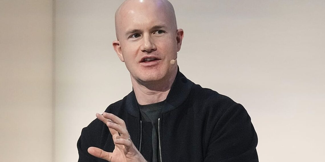 Kriptovaliutų nuosmukis kirto skaudžiai: „Coinbase“ vadovas iškrito iš turtingiausiųjų 500-uko