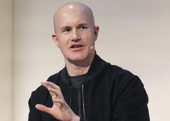Kriptovaliutų nuosmukis kirto skaudžiai: „Coinbase“ vadovas iškrito iš turtingiausiųjų 500-uko