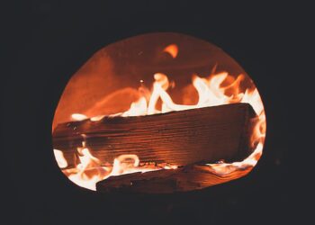 Namai virs tikra pirtimi: senas krosnininko triukas šilumą sustiprina net keturis kartus