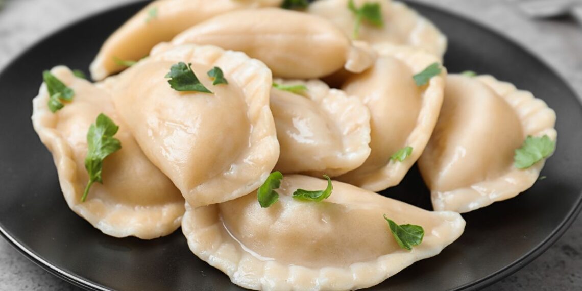 Kulinarės atskleidžia triuką: kaip išvengti verdančių virtinių sulipimo be lašo aliejaus