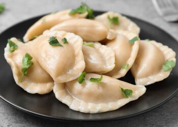 Kulinarės atskleidžia triuką: kaip išvengti verdančių virtinių sulipimo be lašo aliejaus