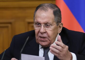 Lavrovas pratrūko: grasina „ didžiuliu karu“ Europai, verkia dėl sankcijų ir kaltina Vakarus