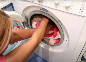 Ekspertai perspėja: ši klaida po skalbimo gali sugadinti jūsų drabužius