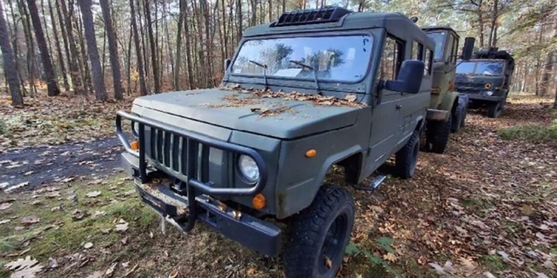 Lenkai išpardavinėja kariuomenės techniką: pigūs sunkvežimiai ir kitos transporto priemonės