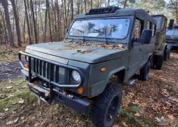 Lenkai išpardavinėja kariuomenės techniką: pigūs sunkvežimiai ir kitos transporto priemonės