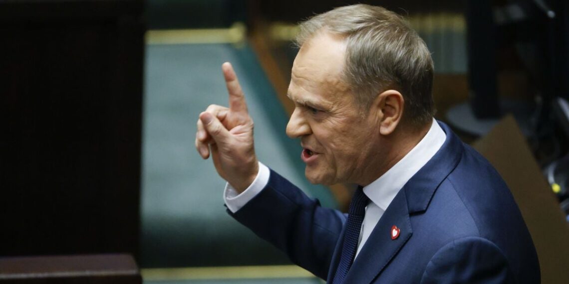 Lenkijos politinė scena kaista: Tuskas sulaukė papeikimo dėl aštrios replikos