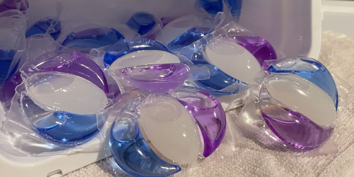 Skalbimo kapsulės – ne tik drabužiams: štai kaip išvalyti klozetą ir vonią