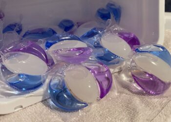 Skalbimo kapsulės – ne tik drabužiams: štai kaip išvalyti klozetą ir vonią