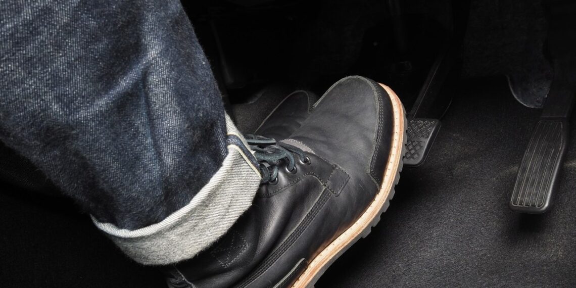 Stovėdamas paspaudė stabdį ir nustebo: automobilio funkcija, apie kurią dažnas vairuotojas nežino