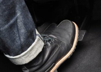 Stovėdamas paspaudė stabdį ir nustebo: automobilio funkcija, apie kurią dažnas vairuotojas nežino