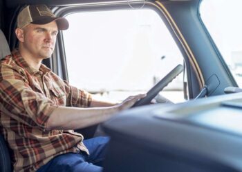 Vilkikų vairuotojų trūkumas grįžta: įdarbinimas brangsta, rinka stringa