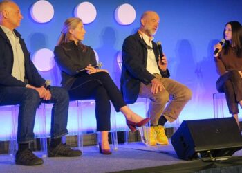 Vežėjai rado greičiausią kelią mažinti emisijas: nereikia laukti elektrinių sunkvežimių