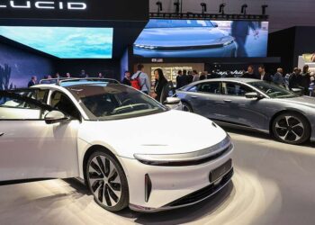 „Lucid“ skęsta po nesėkmingų metų: drastiškai mažina gamybos planus
