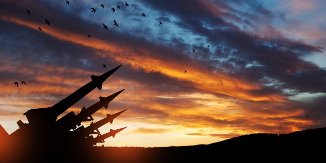 Pasaulis ties pavojinga riba? Makronas ragina Europą spartinti ginklavimąsi