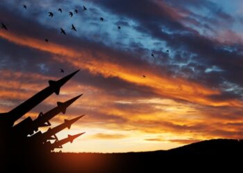 Pasaulis ties pavojinga riba? Makronas ragina Europą spartinti ginklavimąsi