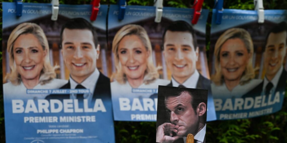 Prancūzijos politinė drama: Makronas ieško būdų sustabdyti Le Pen