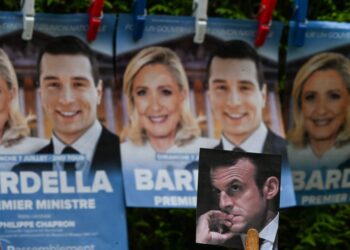 Prancūzijos politinė drama: Makronas ieško būdų sustabdyti Le Pen