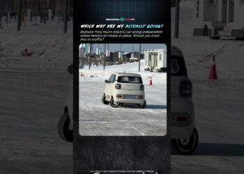 Mažas elektromobilis – tikras stebuklas: kaip „Tiny EV“ akimirksniu apsisuka vietoje ir priverčia aikčioti?
