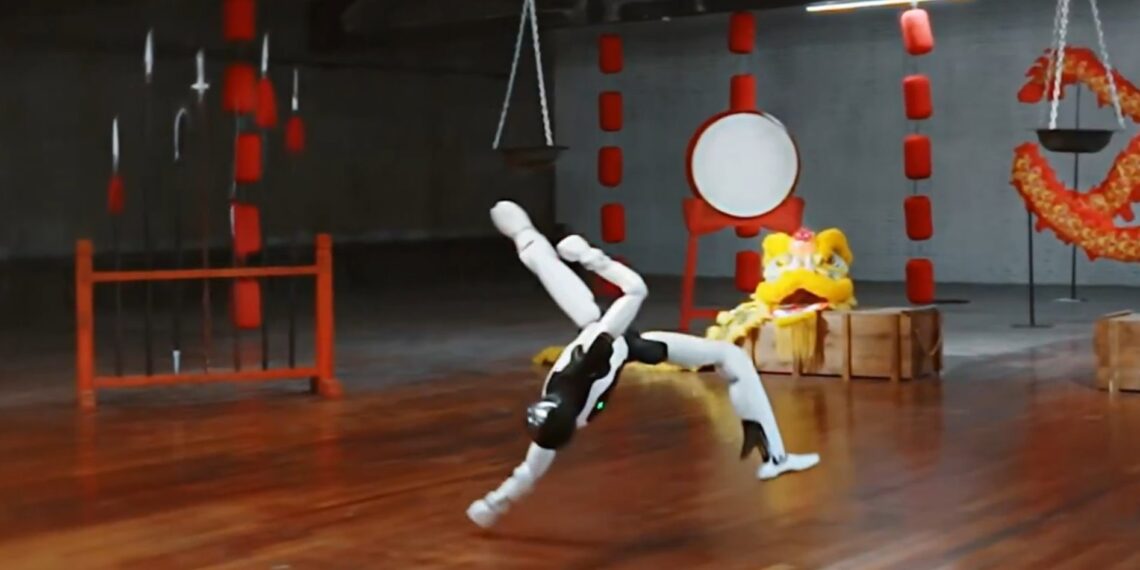 Lenkijos inžinierių kūrinys stebina pasaulį: pristatytas „kung fu“ robotas „Expedition A3“