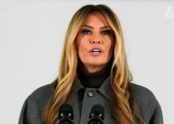 Melanija Trump nutraukė tylą: prabilo apie slepiamas derybas su Putinu dėl pagrobtų ukrainiečių vaikų