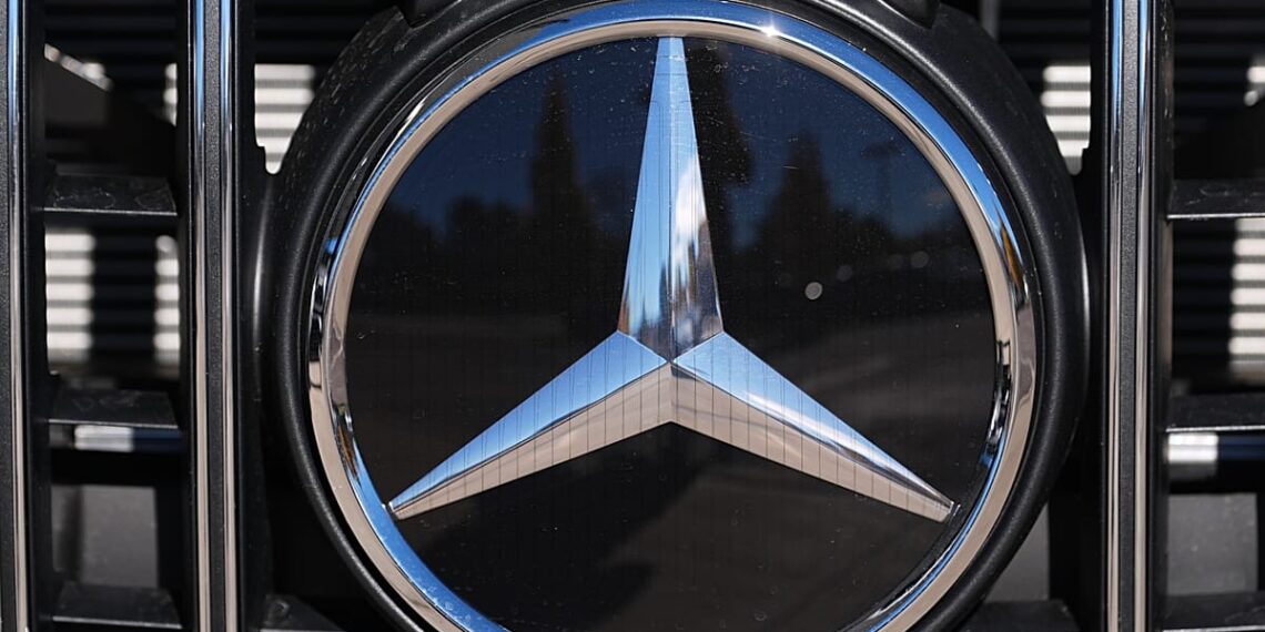 „Mercedes-Benz“ pelnas smuko daugiau nei 50 proc.: investuotojai sunerimę