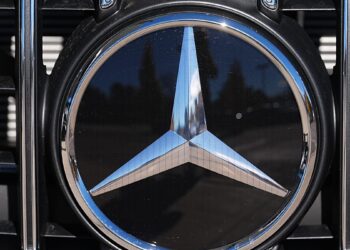 „Mercedes-Benz“ pelnas smuko daugiau nei 50 proc.: investuotojai sunerimę