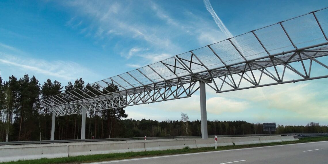 Metalinės konstrukcijos virš Lenkijos kelių glumina vairuotojus: paaiškėjo tikroji paskirtis
