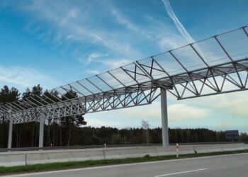 Metalinės konstrukcijos virš Lenkijos kelių glumina vairuotojus: paaiškėjo tikroji paskirtis