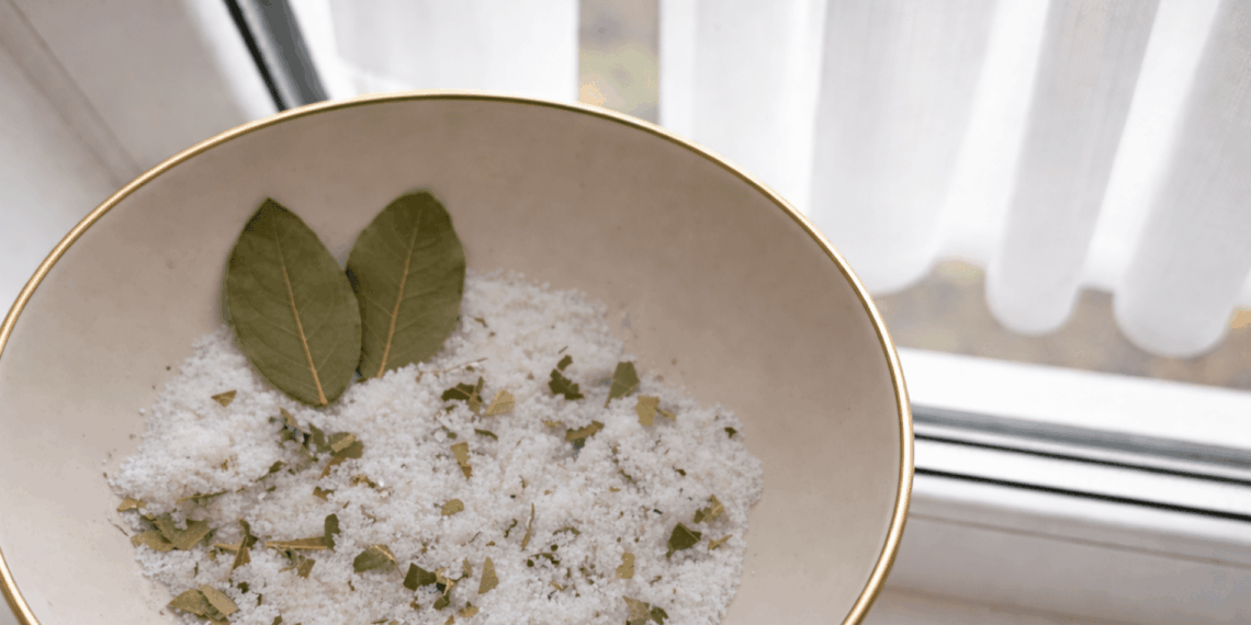 Padėjo ant palangės dubenėlį su druska ir lauro lapais: rezultatas nustebino daugelį