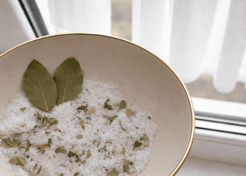 Padėjo ant palangės dubenėlį su druska ir lauro lapais: rezultatas nustebino daugelį