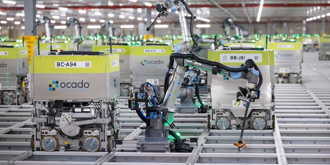 Milžiniškas smūgis „Ocado“: stringanti sandėlių robotika palies 5 proc. darbuotojų