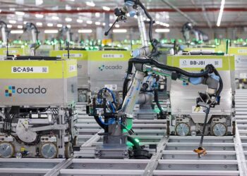 Milžiniškas smūgis „Ocado“: stringanti sandėlių robotika palies 5 proc. darbuotojų