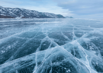 Tragedija Baikale: turistų autobusas įlūžo į ledą, išgyveno tik vienas žmogus
