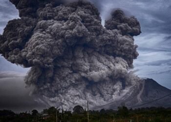 Mirtinas vulkanas, pražudęs tūkstančius per 1980-uosius, vėl bunda: mokslininkai perspėja apie artėjančią katastrofą