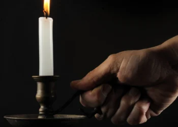 Mistinės Hromnicų apeigos: kodėl senoliai bijojo siūti ir koks ritualas iki šiol saugo namus