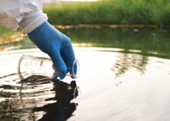 Mokslininkai sukūrė saulės energija varomą katalizatorių galintį skaidyti ilgai išliekančius teršalus