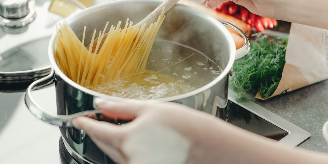 Mokslininkai atskleidė tikslią druskos normą IDEALIEMS makaronams: klaidą daro beveik visi