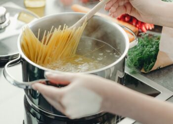 Mokslininkai atskleidė tikslią druskos normą IDEALIEMS makaronams: klaidą daro beveik visi