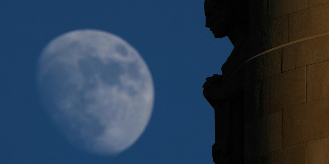 Mokslininkai įspėja: Mėnulis susitraukia ir skilinėja – tai gali kelti grėsmę NASA misijoms