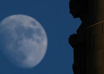 Mokslininkai įspėja: Mėnulis susitraukia ir skilinėja – tai gali kelti grėsmę NASA misijoms