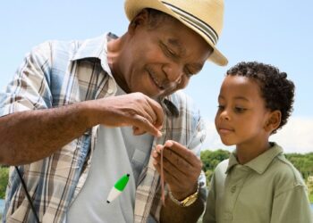 Mokslininkai nustatė netikėtą smegenų jaunystės paslaptį: kuo dažniau padedate anūkams, tuo lėčiau senstate