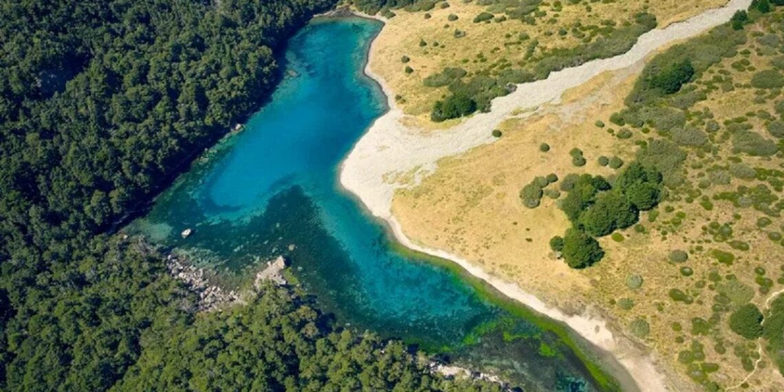 Mėlyniausias vanduo planetoje nustebino mokslininkus – jame beveik nėra gyvybės