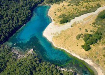 Mėlyniausias vanduo planetoje nustebino mokslininkus – jame beveik nėra gyvybės