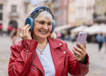 Mokslininkai nustebę: paprastas vakaro įprotis su muzika gali pagerinti senjorų miegą ir atmintį