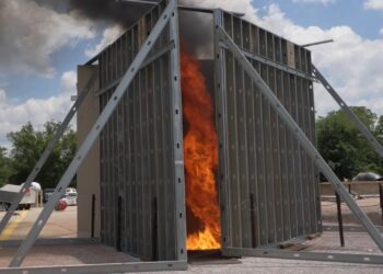 Mokslininkai sukūrė milžinišką ugnies tornadą – naftos dėmių valymas gali tapti revoliucinis