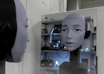 Robotas, kuris žiūri į save veidrodyje – ir mokosi būti žmogumi