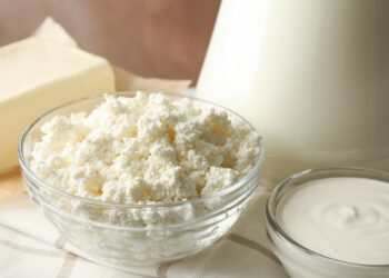 Mokslininkai perspėja: šių 15 „nekaltų“ produktų vakare valgyti negalima – atima miegą