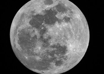 Kosmoso paslaptis: Mėnulis traukiasi, tačiau procesai jame tebevyksta