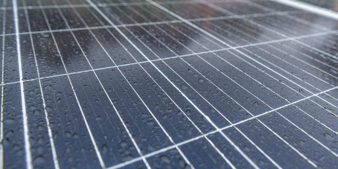 Mokslininkai sukūrė neįprastą saulės bateriją: ji gali gaminti elektrą net lyjant